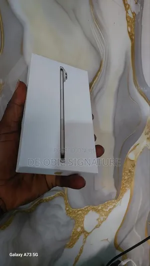 New Apple iPhone 17e 256 GB Gold