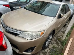 Toyota Camry LE 4dr Sedan (2.5L 4cyl 6A) 2013 Gold