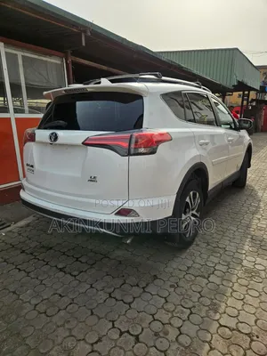 Toyota RAV4 LE AWD (2.5L 4cyl 6A) 2017 White
