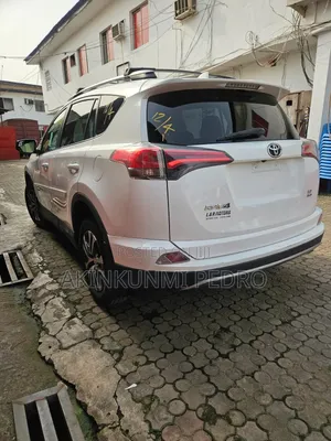 Toyota RAV4 LE AWD (2.5L 4cyl 6A) 2017 White