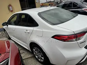 Toyota Corolla LE 2021 White