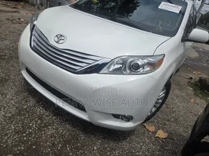 Toyota Sienna XLE 7-Passenger 4dr Minivan AWD (3.5L 6cyl 6A) 2015 White
