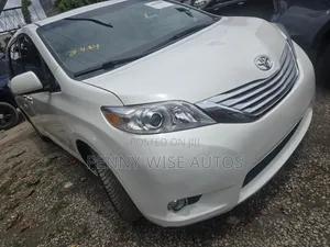 Toyota Sienna XLE 7-Passenger 4dr Minivan AWD (3.5L 6cyl 6A) 2015 White