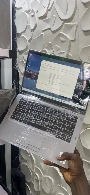 Laptop Dell Latitude 5310 2-in-1 8GB Intel Core i7 SSD 128GB