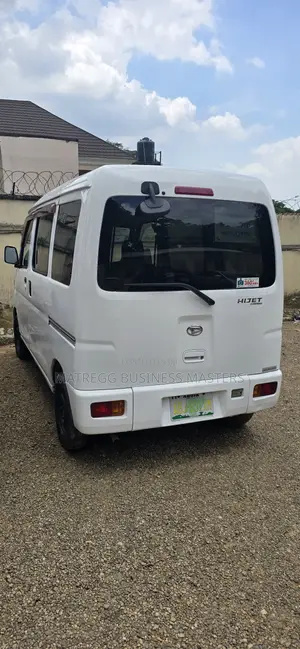 Bus 2010 White
