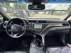 Toyota Camry SE FWD (2.5L 4cyl 8AM) 2018 Black