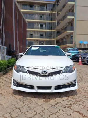 Toyota Camry SE V6 4dr Sedan (3.5L 6cyl 6A) 2013 White