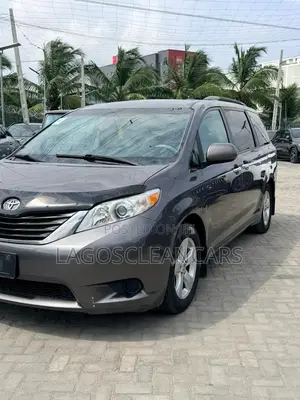 Toyota Sienna LE 7-Passenger 4dr Minivan AWD (3.5L 6cyl 6A) 2015 Gray