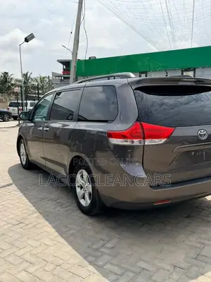 Toyota Sienna LE 7-Passenger 4dr Minivan AWD (3.5L 6cyl 6A) 2015 Gray