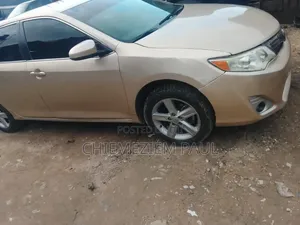 Toyota Camry LE 4dr Sedan (2.5L 4cyl 6A) 2013 Gold