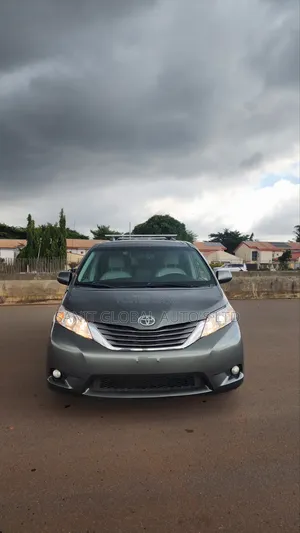 Toyota Sienna XLE FWD 8-Passenger 2013