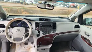 Toyota Sienna XLE FWD 8-Passenger 2013