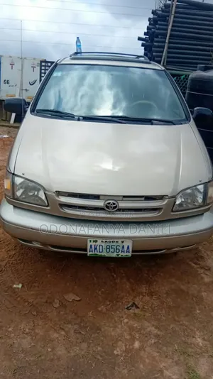 Toyota Sienna XLE & 1 hatch 2000 Silver
