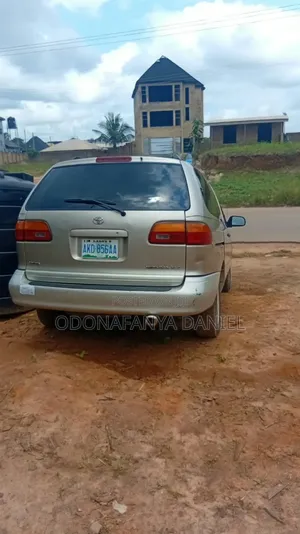 Toyota Sienna XLE & 1 hatch 2000 Silver