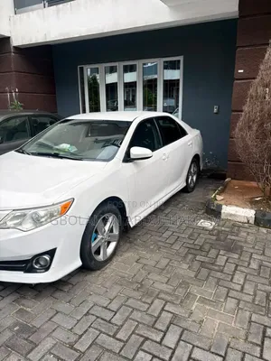 Toyota Camry SE 4dr Sedan (2.5L 4cyl 6A) 2013 White