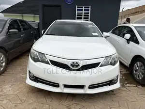 Toyota Camry SE 4dr Sedan (2.5L 4cyl 6A) 2014 White
