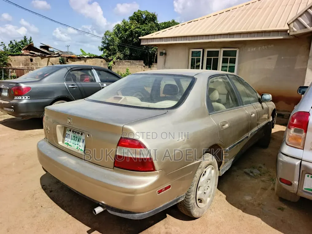Honda Accord 1998 Gold