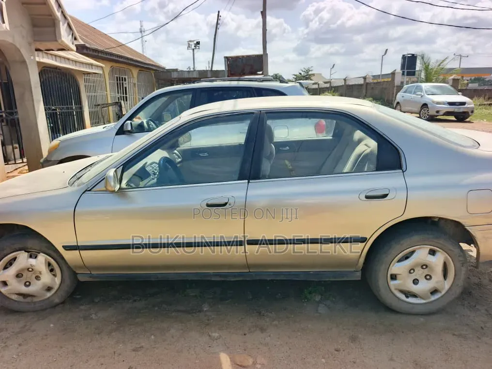 Honda Accord 1998 Gold