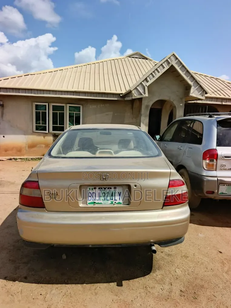 Honda Accord 1998 Gold