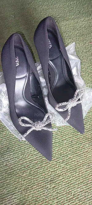 Elegant Black Pointed- Toe High Heels With Rhinestone Bow