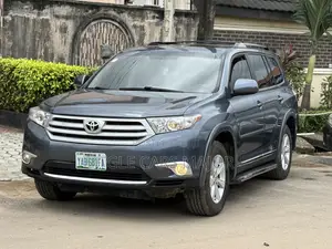 Toyota Highlander SE 2012 Blue