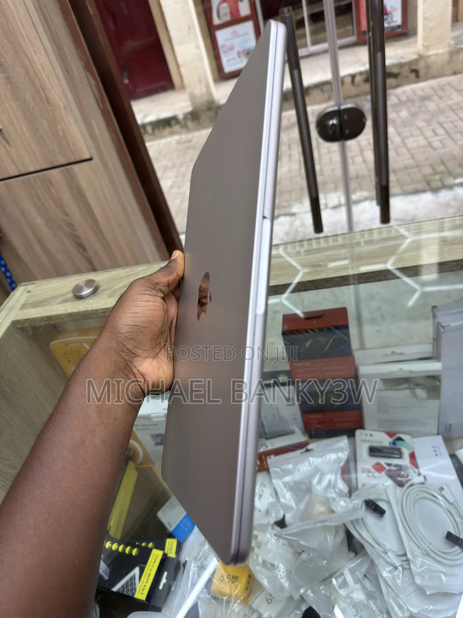 Laptop Apple MacBook Air 2022 M2 8GB Apple M2 SSD 512GB