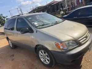 Toyota Sienna 2000 Gold