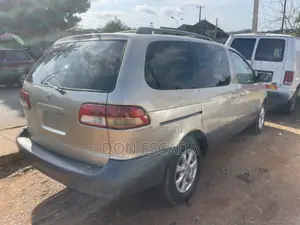Toyota Sienna 2000 Gold