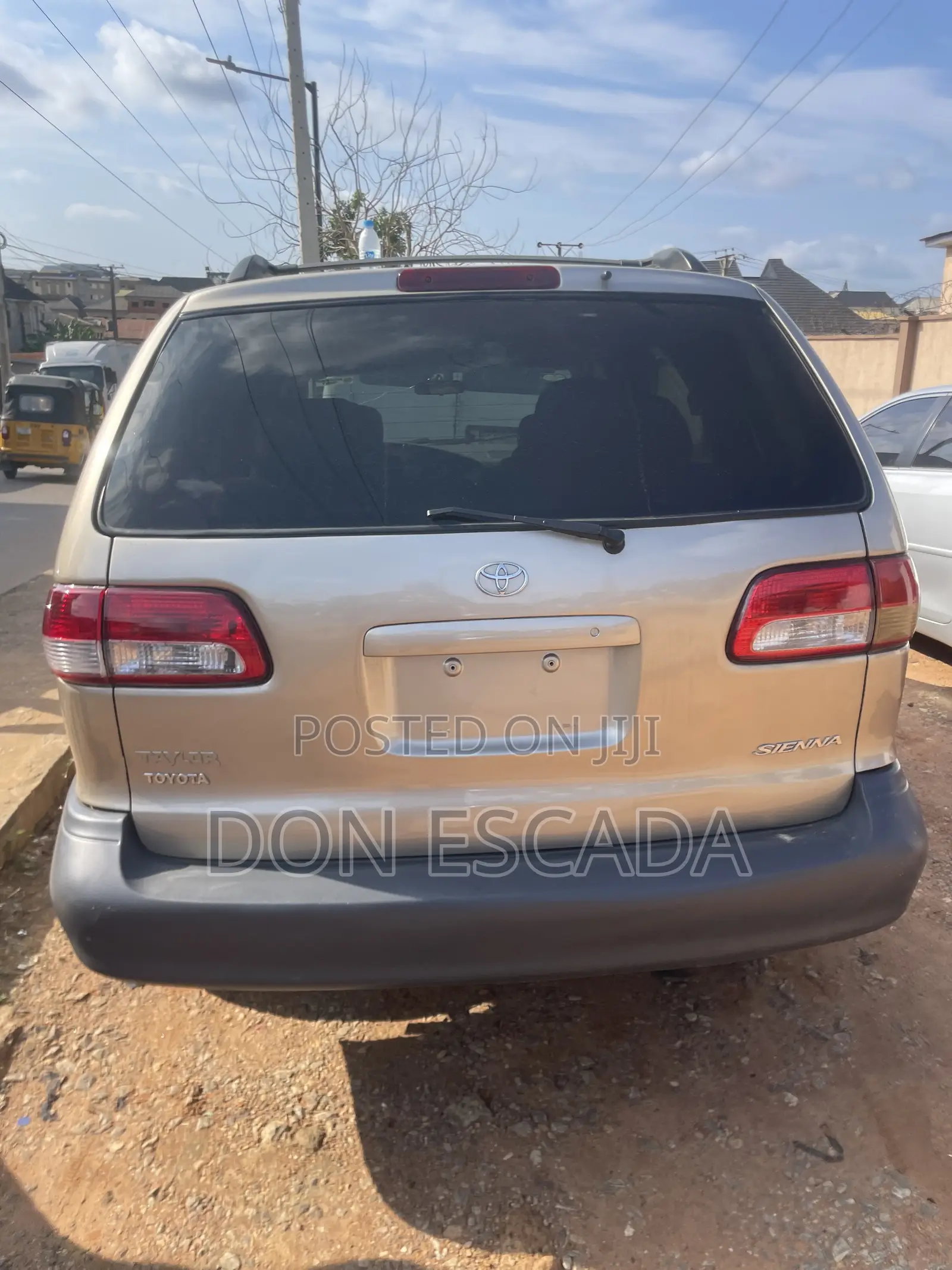 Toyota Sienna 2000 Gold
