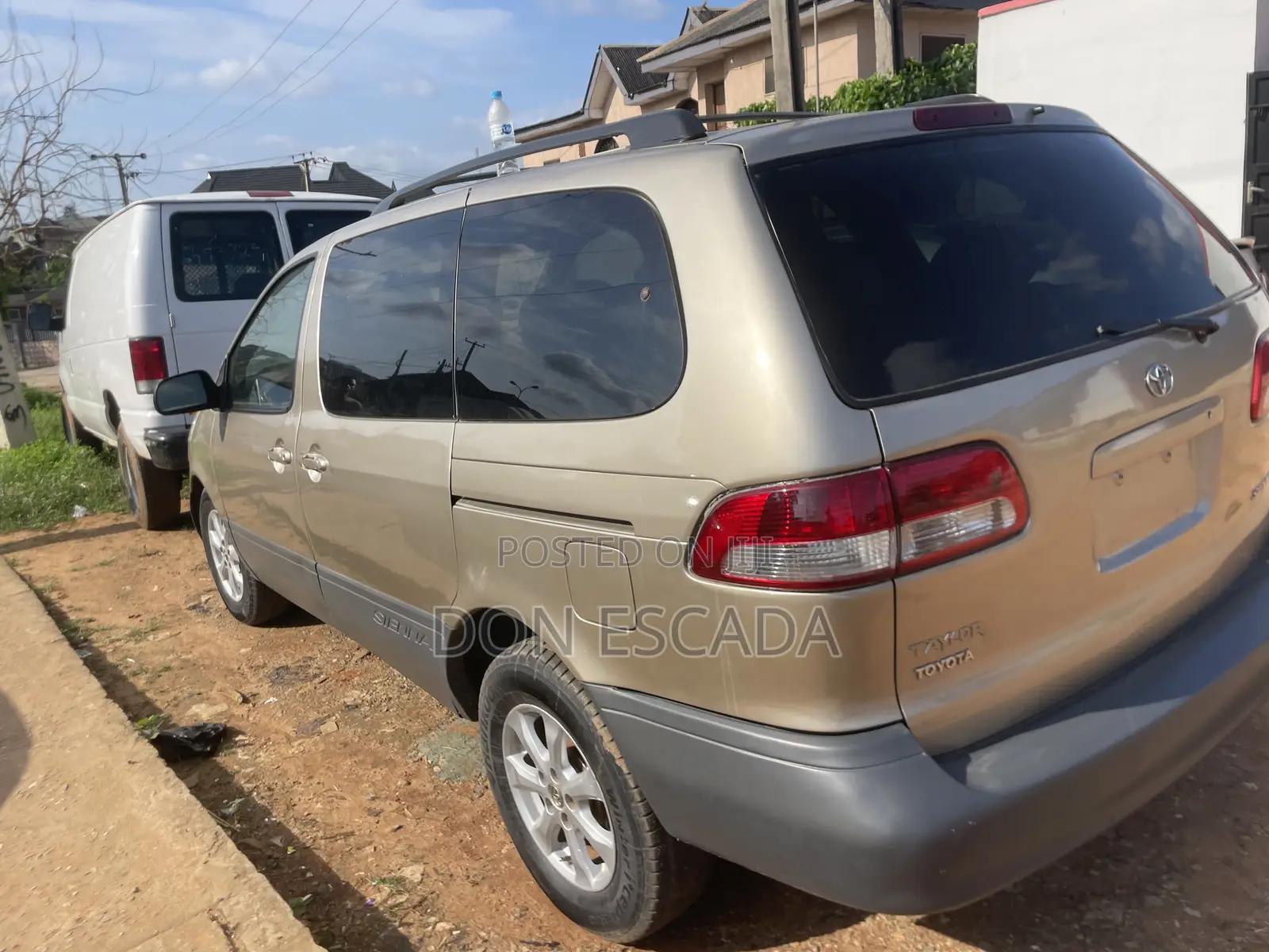 Toyota Sienna 2000 Gold