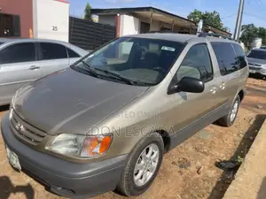 Toyota Sienna 2000 Gold