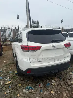 Toyota Highlander XLE 4x2 V6 (3.5L 6cyl 8A) 2018 White