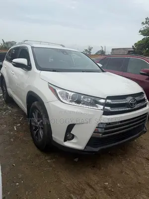 Toyota Highlander XLE 4x2 V6 (3.5L 6cyl 8A) 2018 White