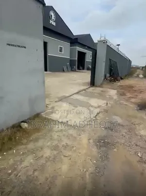 1 Unit of Warehouse Measuring 215 Square Meters Available Fo