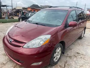 Toyota Sienna 2010 Red