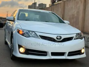 Toyota Camry SE 4dr Sedan (2.5L 4cyl 6A) 2013 White