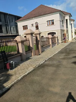 5bdrm Mansion in Gwarimpa Main, Life Camp for rent