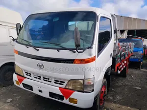 Toyota Dyna400 2009 White