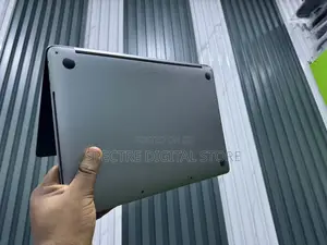 Laptop Apple MacBook Pro 2022 M2 8GB Apple M2 SSD 256GB