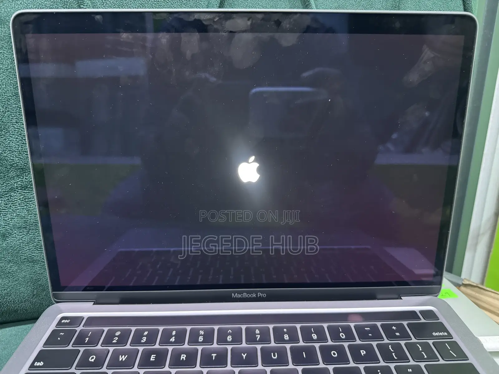 Laptop Apple MacBook Pro 2022 M2 8GB Apple M2 SSD 256GB