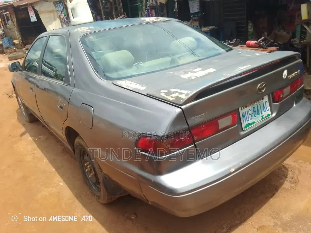 Toyota Camry 2000 Silver