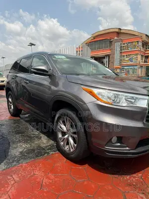 Toyota Highlander XLE 4dr SUV AWD (3.5L 6cyl 6A) 2015 Gray