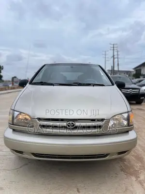 Toyota Sienna LE & 1 hatch 2000 Gold