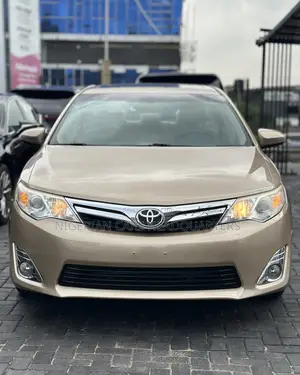 Toyota Camry XLE V6 4dr Sedan (3.5L 6cyl 6A) 2012 Gold