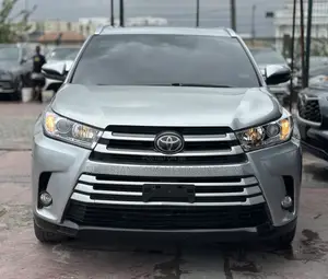 Toyota Highlander XLE 4x4 V6 (3.5L 6cyl 8A) 2018 Silver