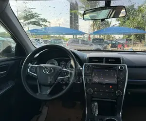 Toyota Camry SE w/Special Edition Pkg (2.5L 4cyl 6A) 2016 White