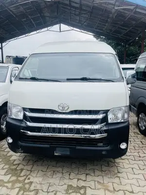 Toyota HiAce 2015 Gold