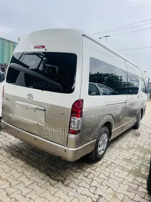 Toyota HiAce 2015 Gold
