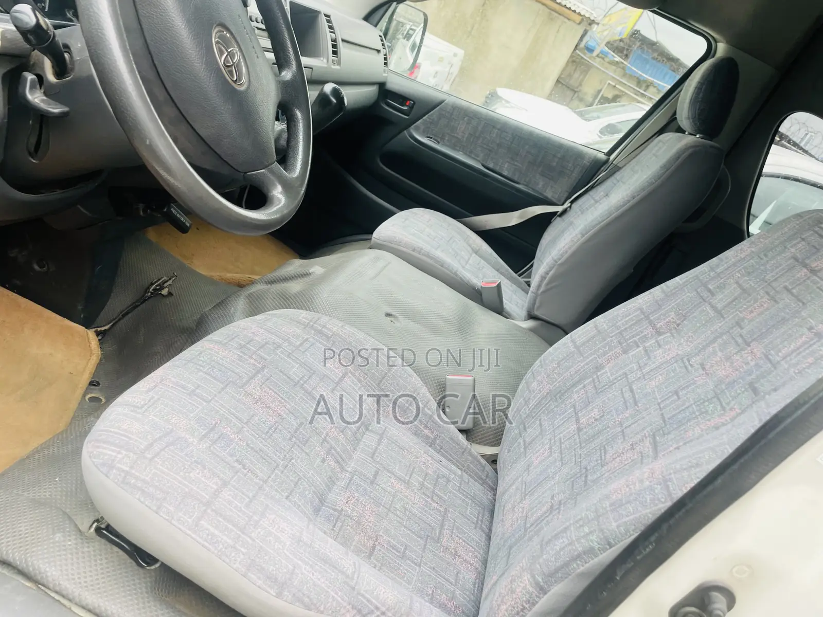 Toyota HiAce 2015 Gold