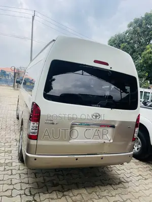 Toyota HiAce 2015 Gold